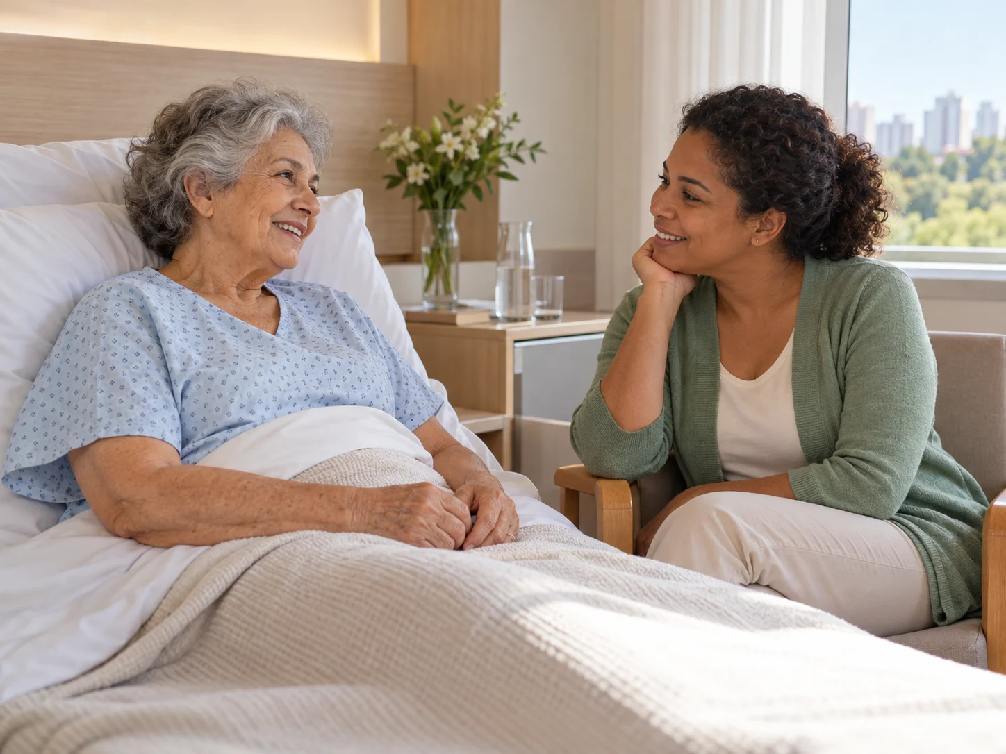 Cena ilustrativa de uma acompanhante conversando com uma idosa no hospital.